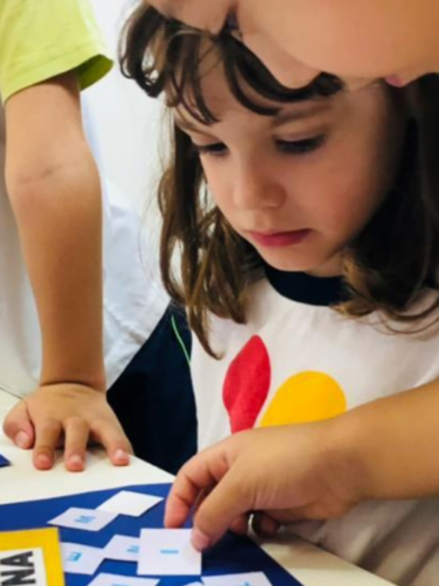 Criança lendo livro.