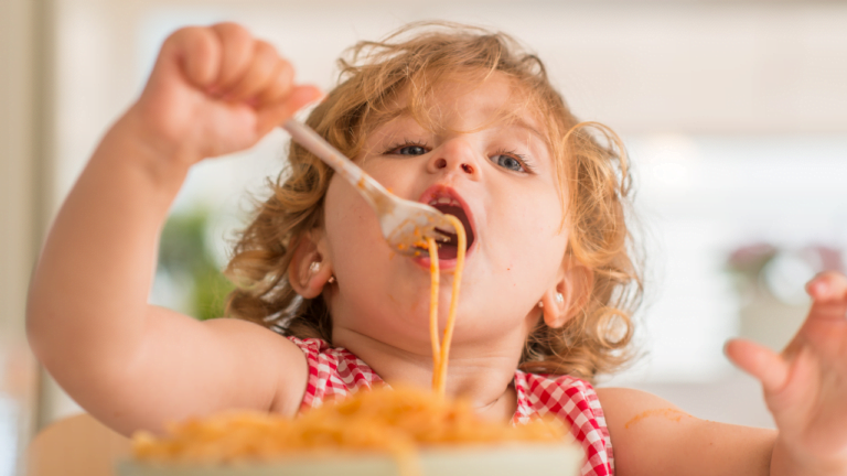 Quais estratégias poderão ser trabalhadas com a criança para facilitar a introdução de alimentos na escola