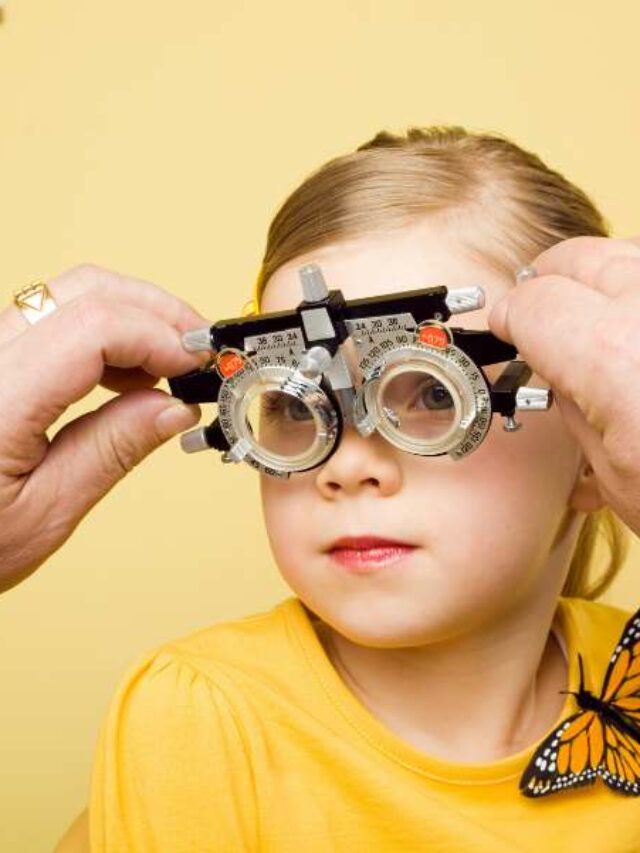 Garota em consulta no oculista infantil.