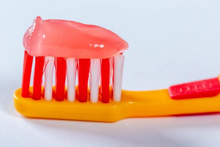 se o bebê já tiver dentes, é importante usar uma pequena quantidade de creme dental infantil para combater a cárie