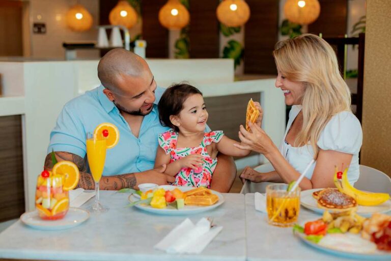 família tomando café da manhã