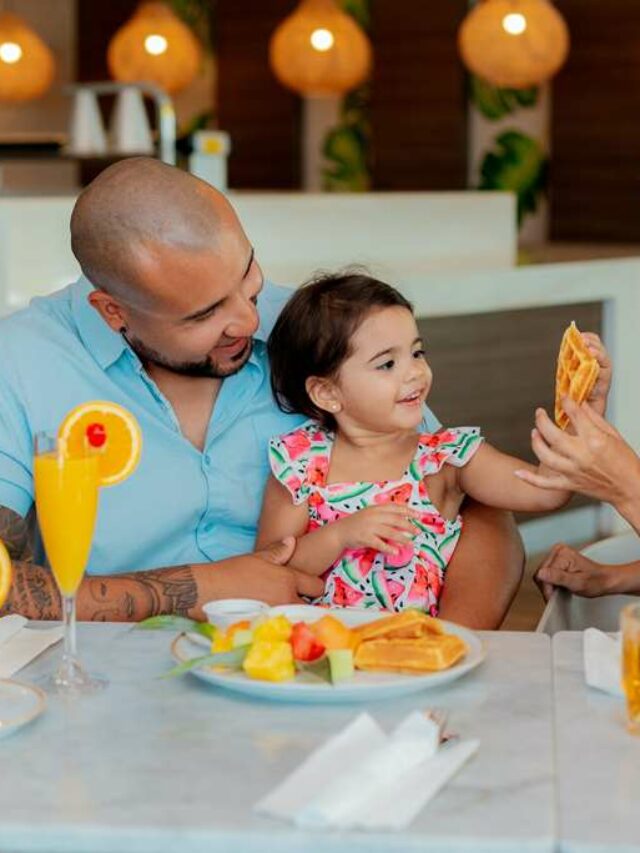 família tomando café da manhã