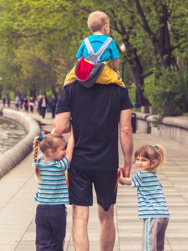 foto de uma família passeando