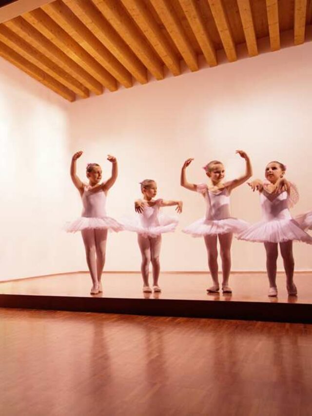 foto de crianças dançando ballet infantil