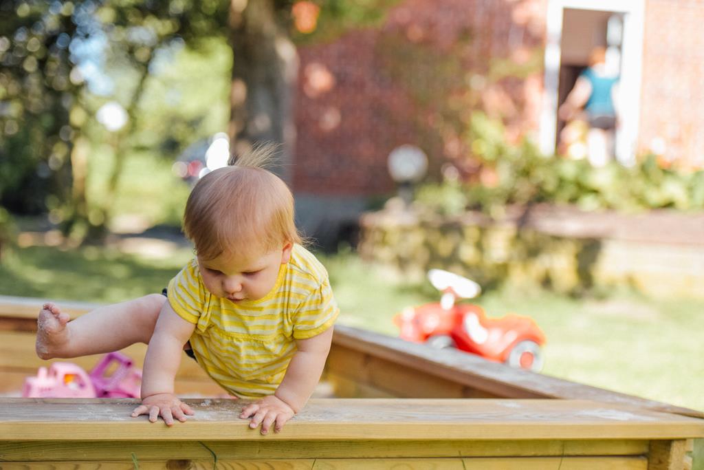 bebês que passam por cima de obstáculos demonstram que estão prontos para aprender a dar os primeiros passos