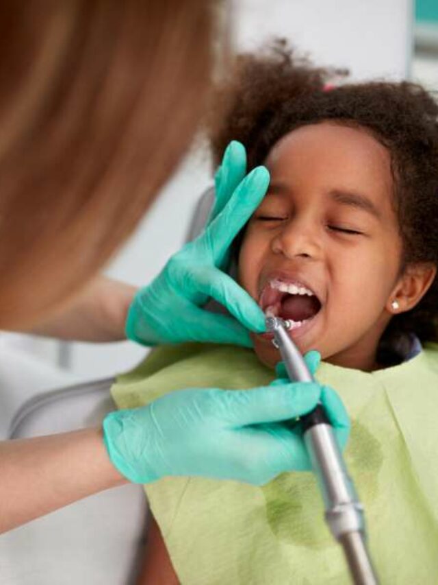 Menina realizando consulta com dentista infantil