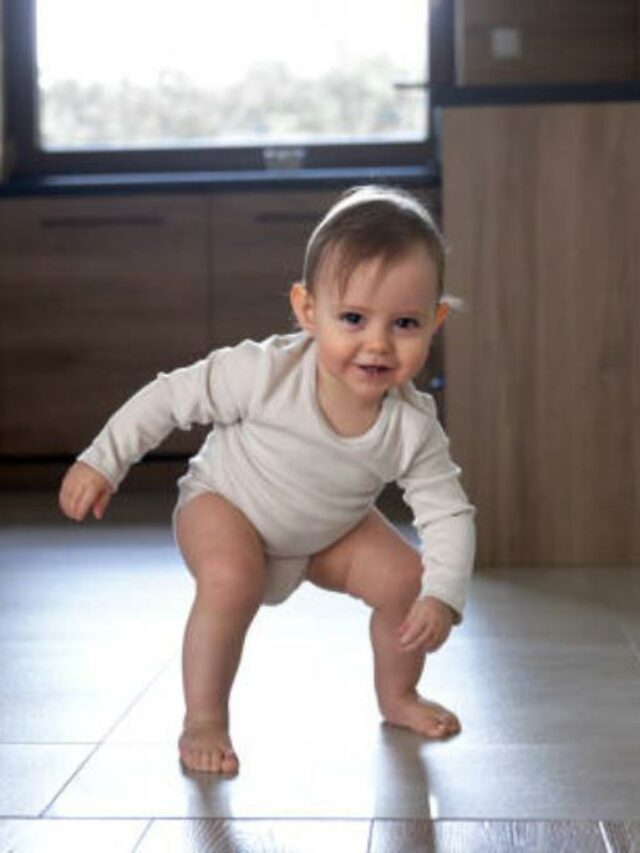 bebê levantando para ficar em pé e andar sozinho