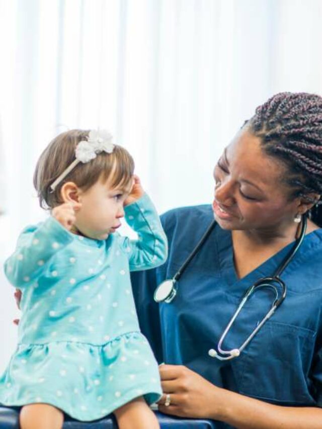 Bebê realizando consulta com uma pediatra infantil.