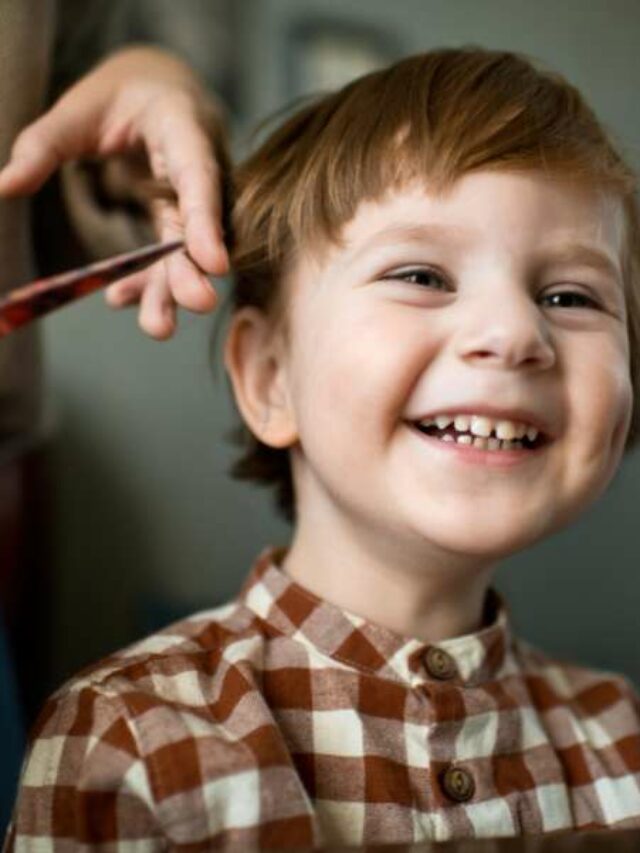 Garoto no salão de cabeleireiro infantil.