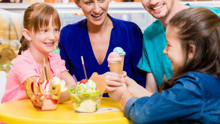 Família reunida na sorveteria.