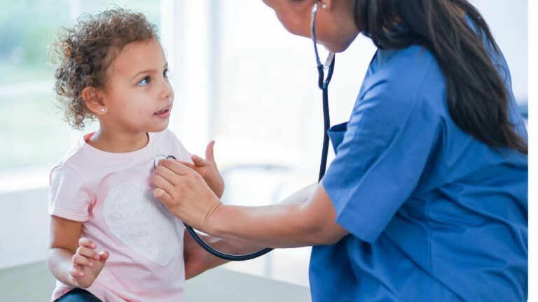 Bebê realizando consulta com pediatra.