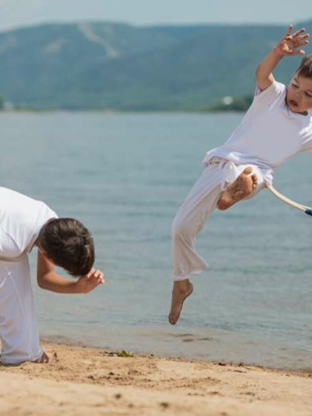 Crianças praticando capoeira infantil.