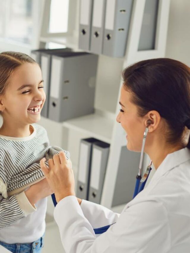 Pediatra examinando criança sorrindo na Vila Olimpia.