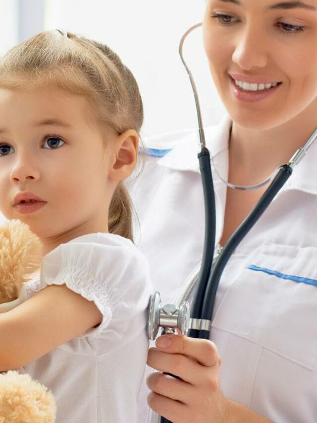 Pediatra no Itaim Bibi examinando criança.