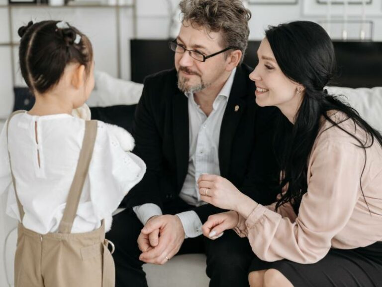 Pais conversando com criança sobre a volta as aulas.