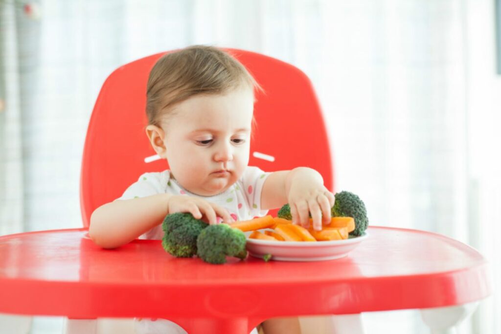 bebê comendo vegetais cozidos