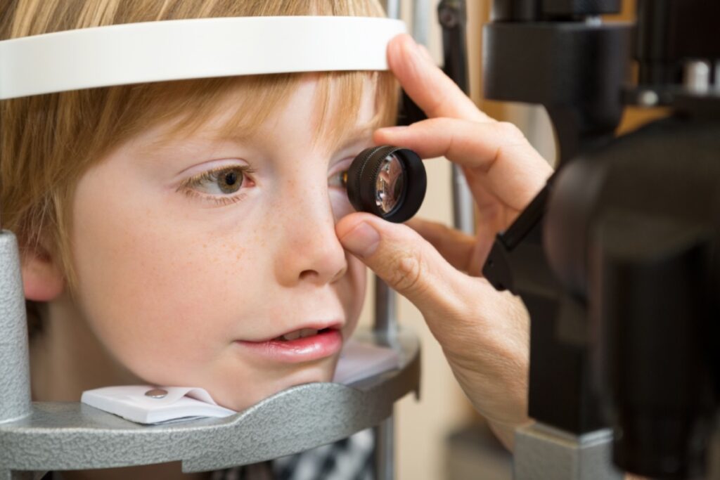criança fazendo exame ocular