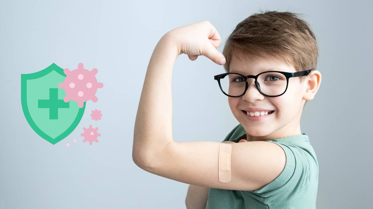 Criança mostrando o braço após vacina.