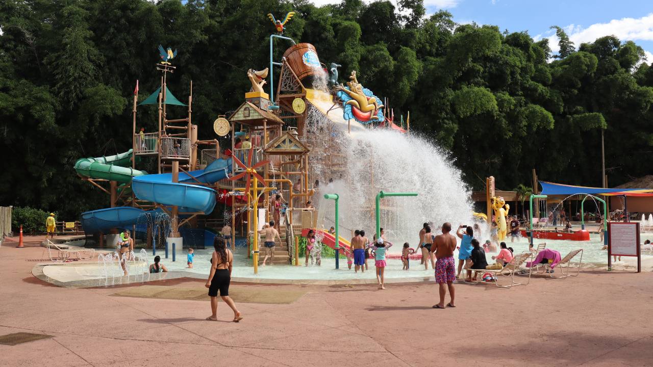 Crianças brincando em parque aquático em São Paulo.