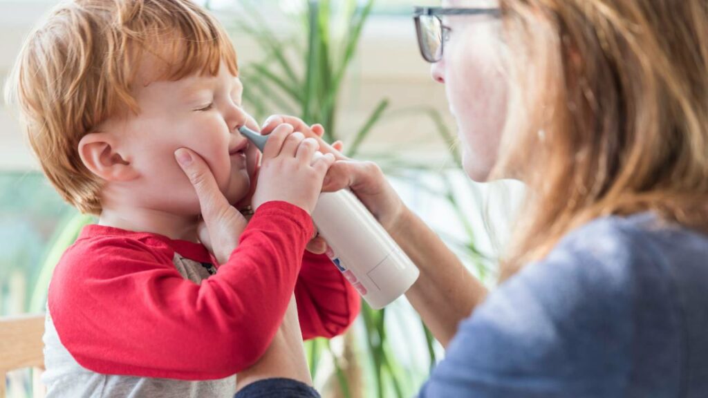 Colocar soro fisiológico no nariz da criança.