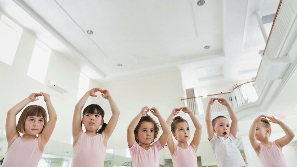 Crianças fazendo aula de ballet.