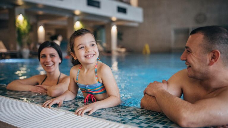 Família na Piscina do Hotel.